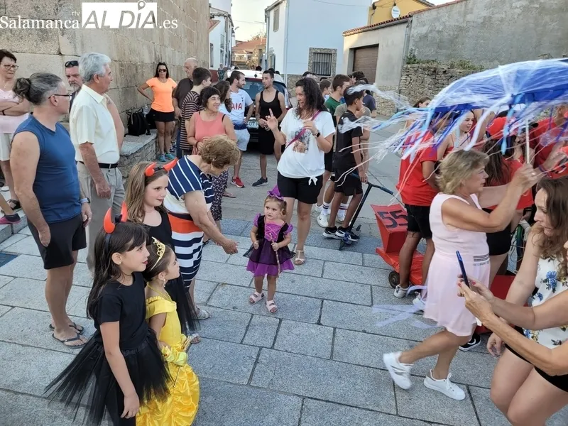 El desfile de disfraces vovió a llenar la plaza de Almendra de color y animación 