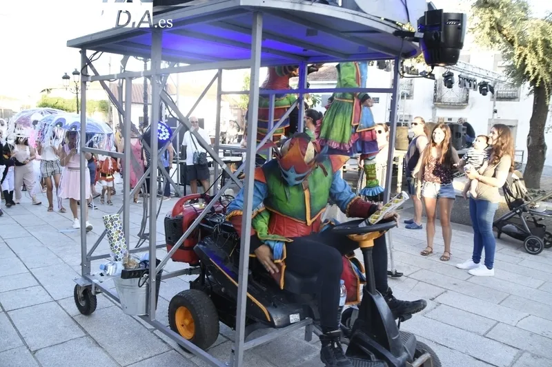 El desfile de disfraces vovió a llenar la plaza de Almendra de color y animación 