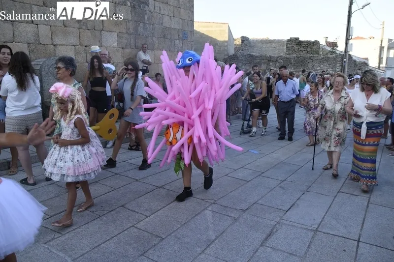 El desfile de disfraces vovió a llenar la plaza de Almendra de color y animación 