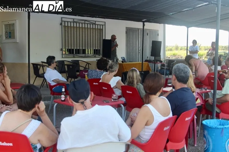La presentación tenía lugar en la terraza del bar El Cortijo de El Cubo de Don Sancho