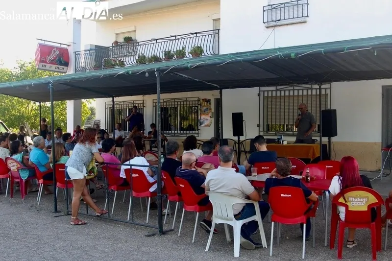 La presentación tenía lugar en la terraza del bar El Cortijo de El Cubo de Don Sancho