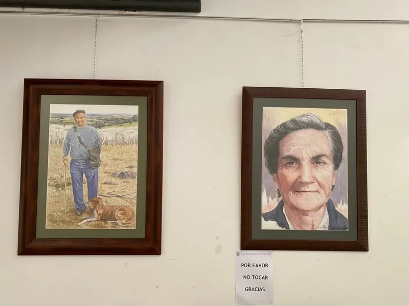 A la inauguración de la exposición acudía la concejala de Cultura, Victoria Rodríguez, y la viuda de Rufino Holgado, Mari Paz Rodríguez 