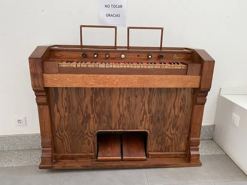 A la inauguración de la exposición acudía la concejala de Cultura, Victoria Rodríguez, y la viuda de Rufino Holgado, Mari Paz Rodríguez 
