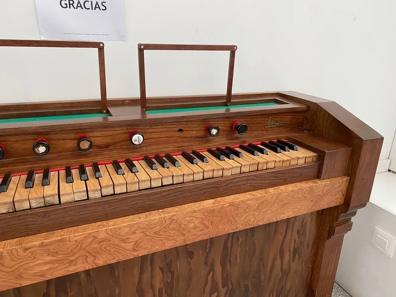 A la inauguración de la exposición acudía la concejala de Cultura, Victoria Rodríguez, y la viuda de Rufino Holgado, Mari Paz Rodríguez 