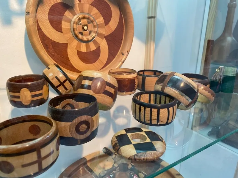 A la inauguración de la exposición acudía la concejala de Cultura, Victoria Rodríguez, y la viuda de Rufino Holgado, Mari Paz Rodríguez 