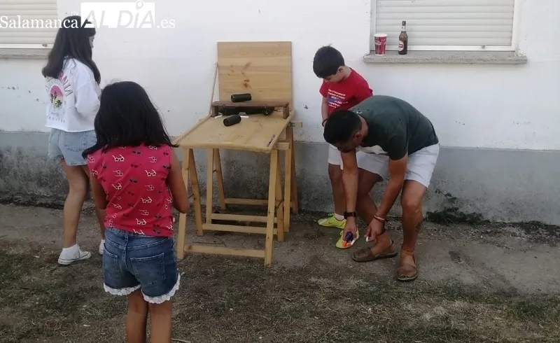 Pequeños y mayores disfrutaban ayer lunes en Bañobarez de  los uegos de Madera de Carlos Huertos