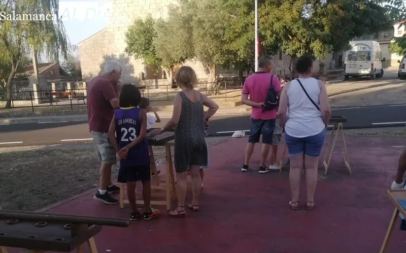 Pequeños y mayores disfrutaban ayer lunes en Bañobarez de  los uegos de Madera de Carlos Huertos
