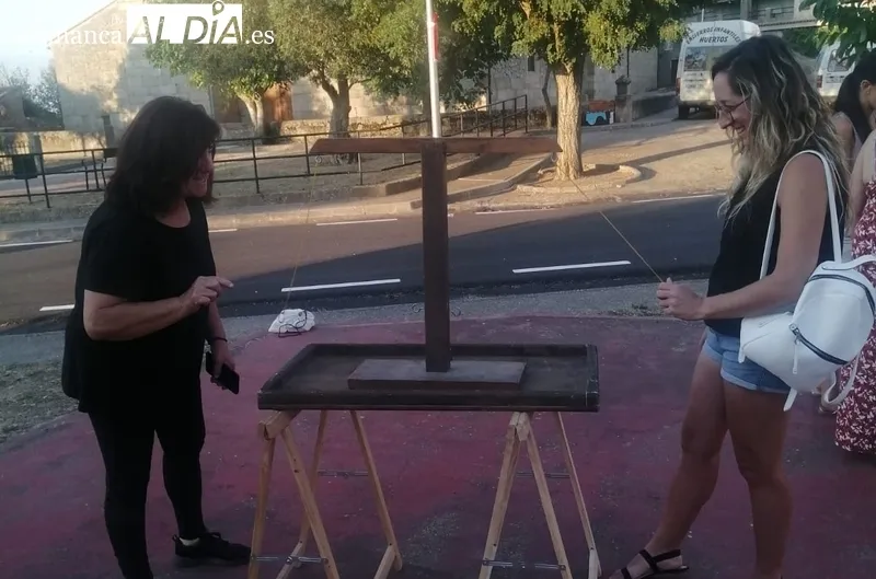 Pequeños y mayores disfrutaban ayer lunes en Bañobarez de  los uegos de Madera de Carlos Huertos