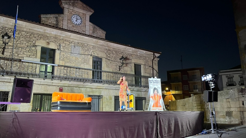 Beatriz Rico logró las carcajadas del público en Vitigudino con su monólogo 'Antes muerta que convicta' 