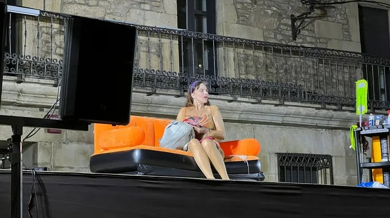 Beatriz Rico logró las carcajadas del público en Vitigudino con su monólogo 'Antes muerta que convicta' 