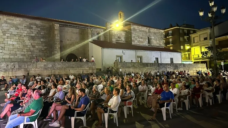 Beatriz Rico logró las carcajadas del público en Vitigudino con su monólogo 'Antes muerta que convicta' 