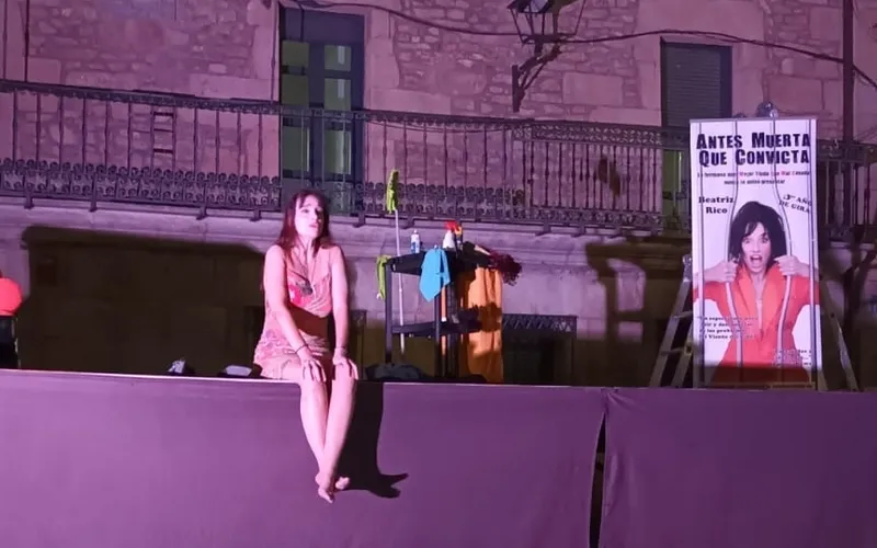 Beatriz Rico logró las carcajadas del público en Vitigudino con su monólogo 'Antes muerta que convicta' 