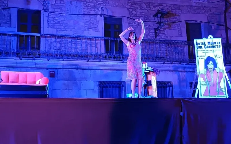 Beatriz Rico logró las carcajadas del público en Vitigudino con su monólogo 'Antes muerta que convicta' 