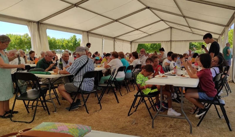 Paella y carretones en las fiestas de verano de Cerezal de Peñahorcada