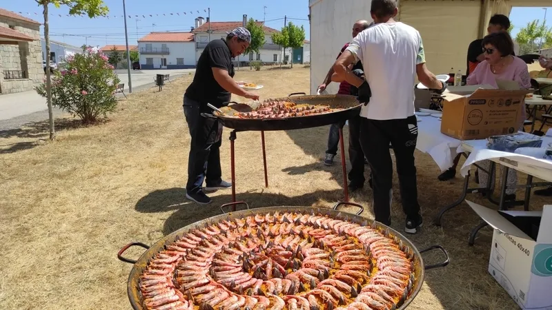 Paella y carretones en las fiestas de verano de Cerezal de Peñahorcada
