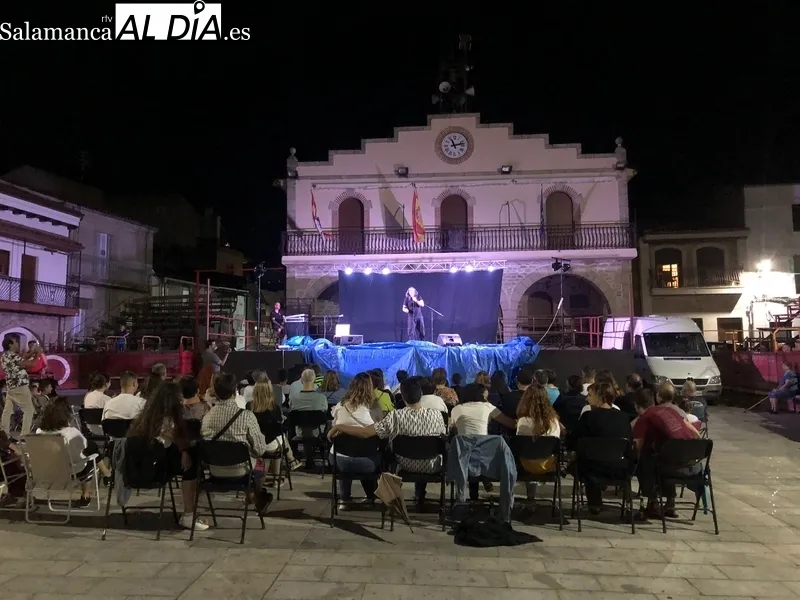 El humorista vallisoletano no se bajó del escenario a pesar del chaparrón que el público aguantó con paraguas en mano  