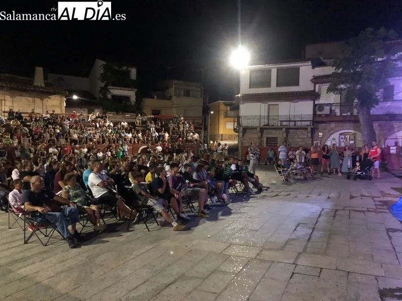 El humorista vallisoletano no se bajó del escenario a pesar del chaparrón que el público aguantó con paraguas en mano  