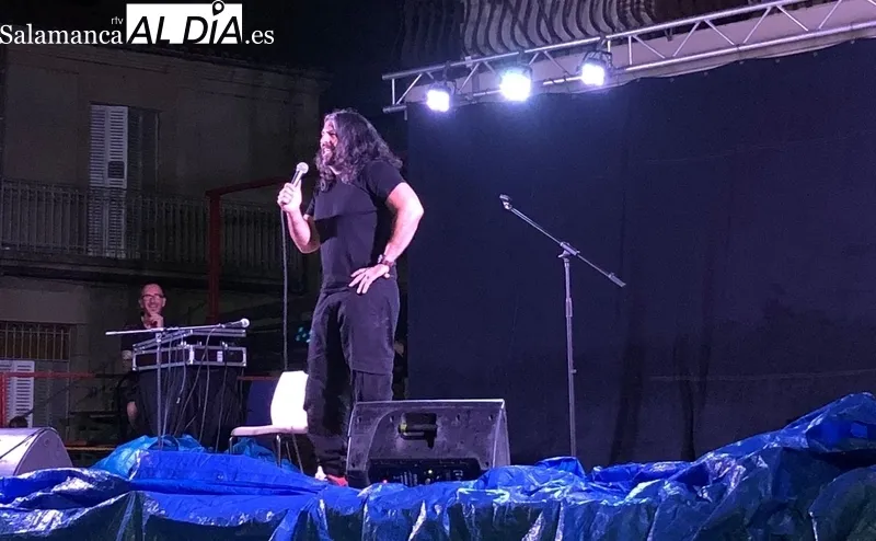 El humorista vallisoletano no se bajó del escenario a pesar del chaparrón que el público aguantó con paraguas en mano  