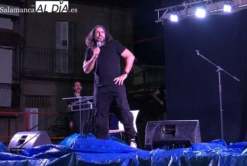 El humorista vallisoletano no se bajó del escenario a pesar del chaparrón que el público aguantó con paraguas en mano  
