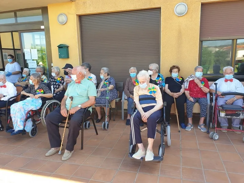 Los mayores de la resdiencia municipal de Viillarino celebraban las fiestas con un chocolate y recibían la visita del alcalde