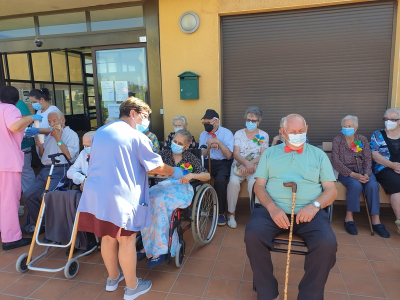 Los mayores de la resdiencia municipal de Viillarino celebraban las fiestas con un chocolate y recibían la visita del alcalde