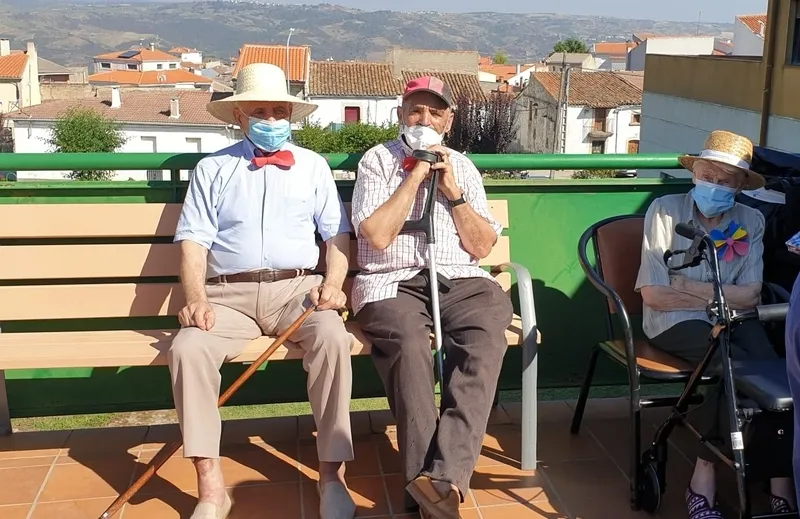 Los mayores de la resdiencia municipal de Viillarino celebraban las fiestas con un chocolate y recibían la visita del alcalde