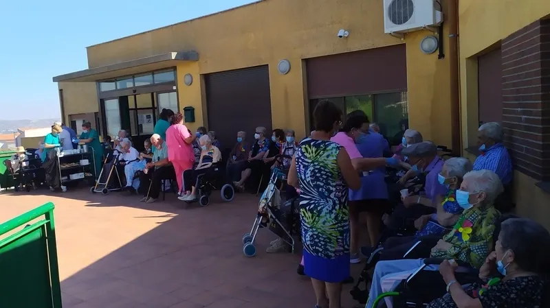 Los mayores de la resdiencia municipal de Viillarino celebraban las fiestas con un chocolate y recibían la visita del alcalde