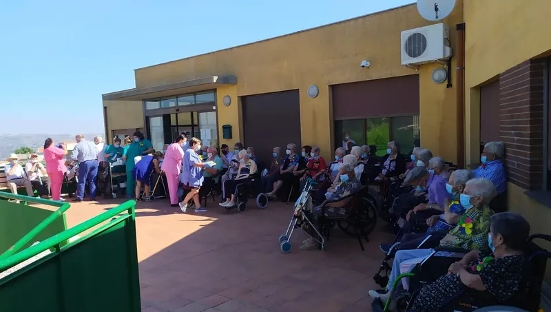 Los mayores de la resdiencia municipal de Viillarino celebraban las fiestas con un chocolate y recibían la visita del alcalde