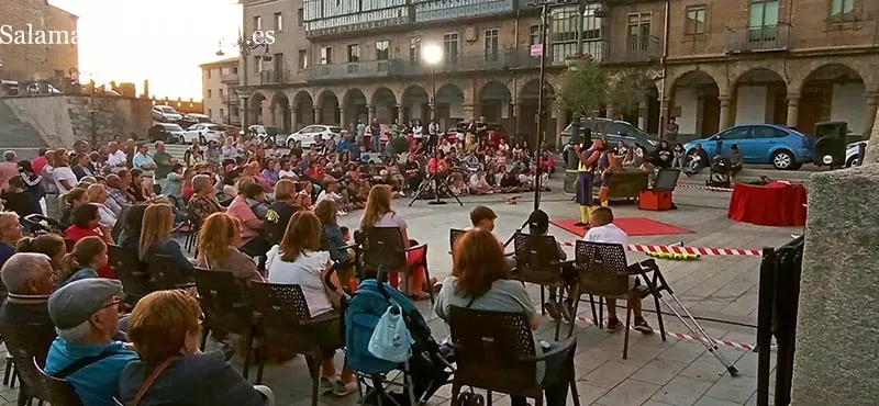 Foto 6 - El circo sale a pista en la Plaza de Mayor de B&eacute;jar