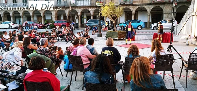 Foto 4 - El circo sale a pista en la Plaza de Mayor de B&eacute;jar