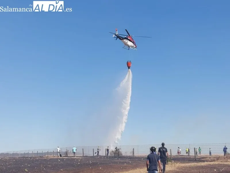 En el incendio declarado en Fuenteliante actúan varios helicópteros  