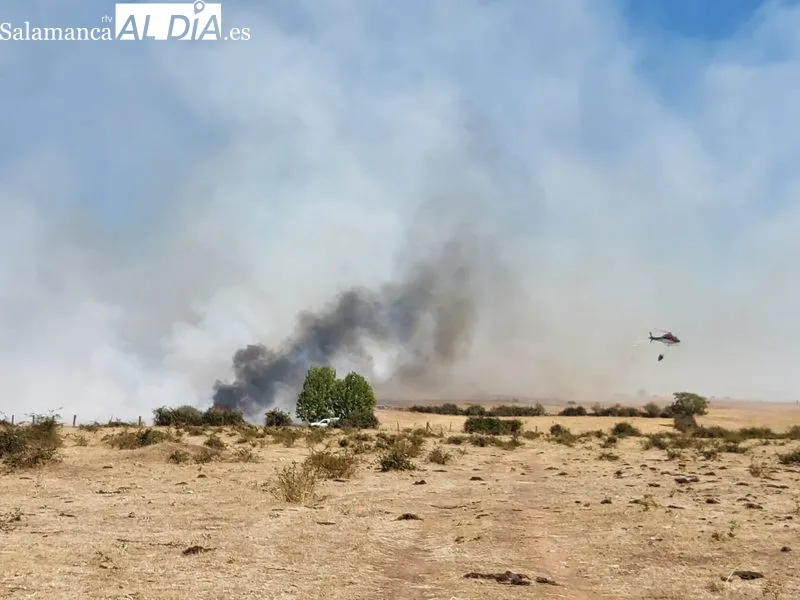 En el incendio declarado en Fuenteliante actúan varios helicópteros  
