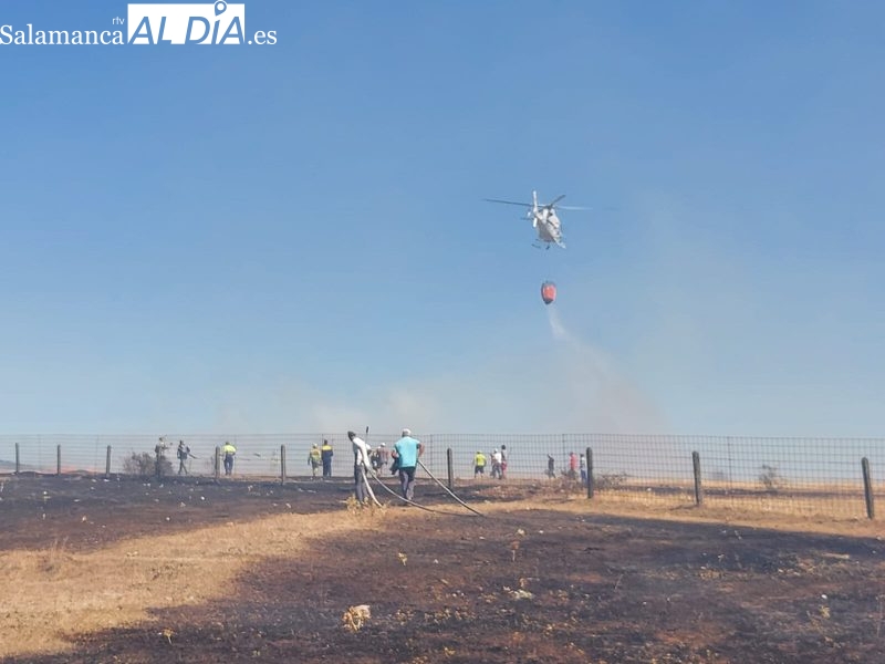 En el incendio declarado en Fuenteliante actúan varios helicópteros  