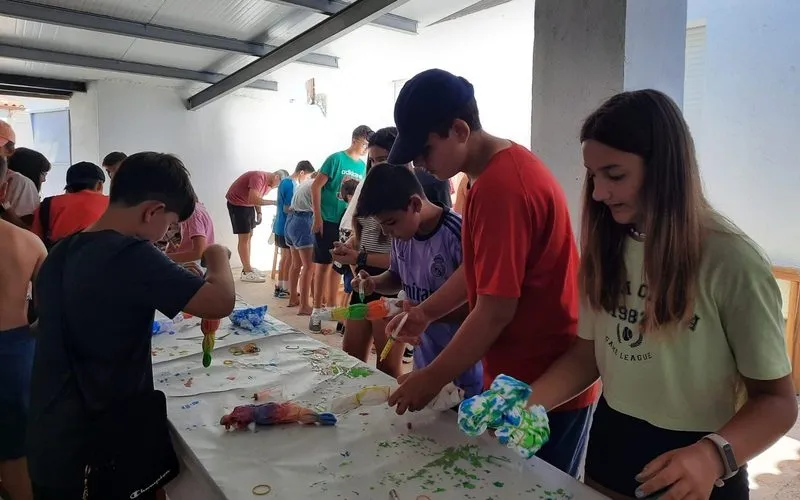 Pequeños y mayores disfrutan de las `prefiesats en Encinasola de los Comendadores 