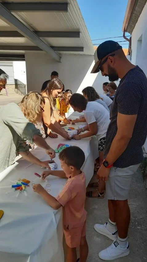 Pequeños y mayores disfrutan de las `prefiesats en Encinasola de los Comendadores 