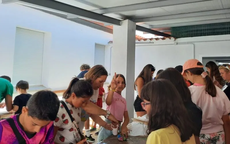 Pequeños y mayores disfrutan de las `prefiesats en Encinasola de los Comendadores 