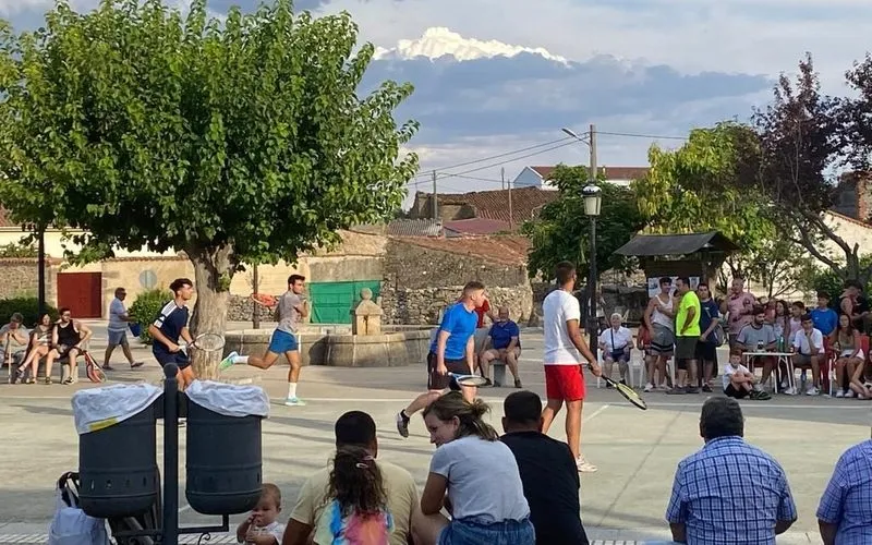Pequeños y mayores disfrutan de las `prefiesats en Encinasola de los Comendadores 