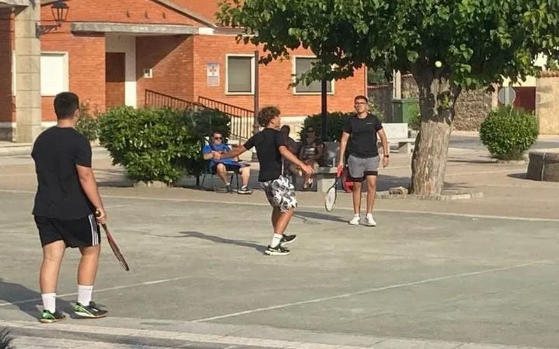 Pequeños y mayores disfrutan de las `prefiesats en Encinasola de los Comendadores 