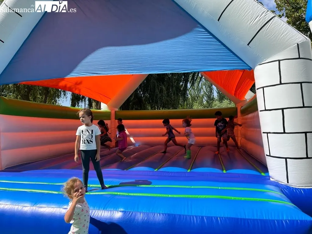 Foto 10 - Hinchables y juegos para la diversi&oacute;n de los m&aacute;s peque&ntilde;os en las piscinas municipales