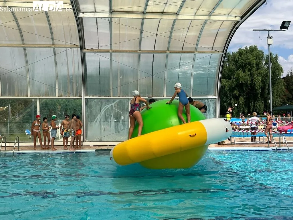 Foto 2 - Hinchables y juegos para la diversi&oacute;n de los m&aacute;s peque&ntilde;os en las piscinas municipales