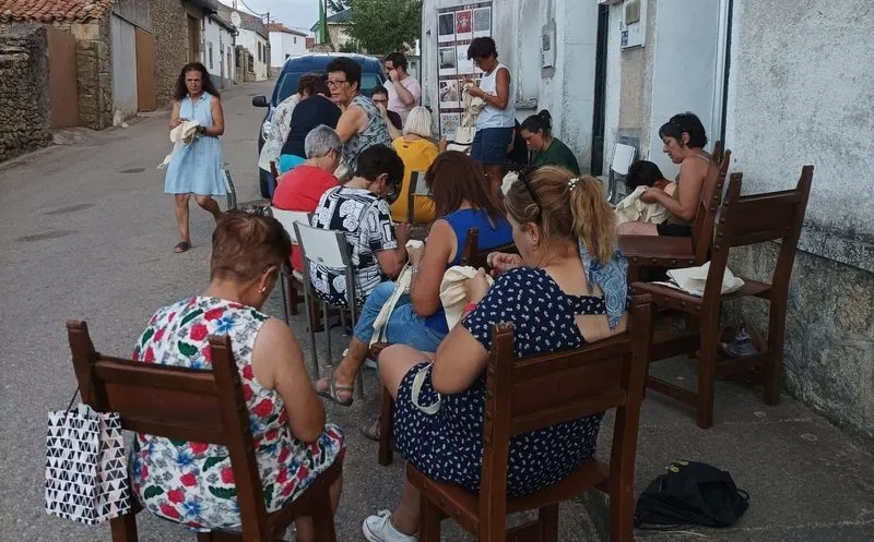 Las mujeres de Barruecopardo salían de nuevo a bordar en la calle gracias al programa 'Pueblos al fresco' de la Diputación de Salamanca 