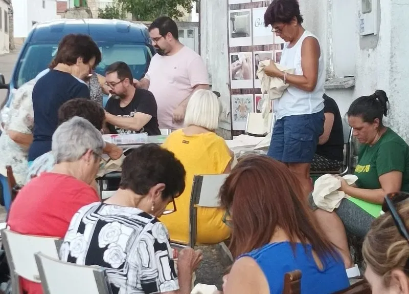 Las mujeres de Barruecopardo salían de nuevo a bordar en la calle gracias al programa 'Pueblos al fresco' de la Diputación de Salamanca 