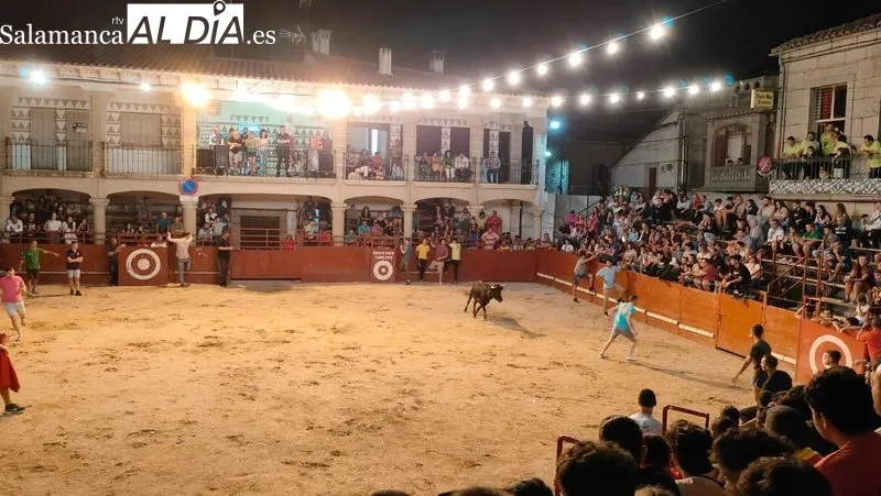 Momentos de la capea nocturna celebrada la pasada noche en Villavieja de Yeltes / ANA MATEOS