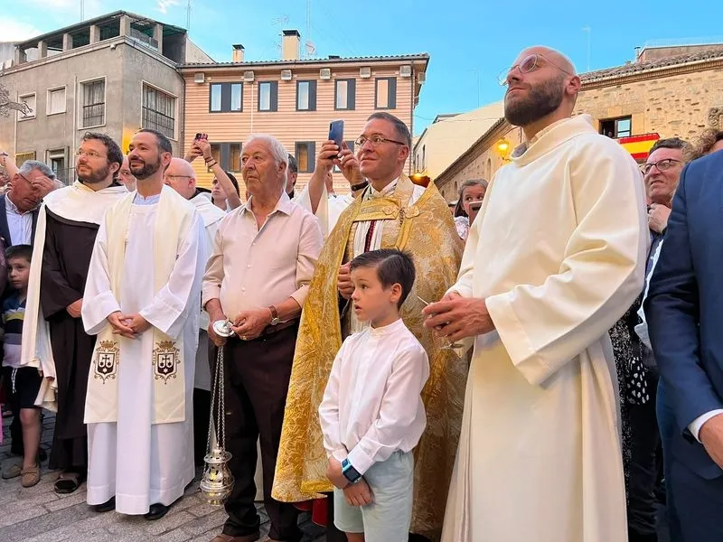 Foto 7 - Alba de Tormes se despide de Santa Teresa en su regreso a clausura
