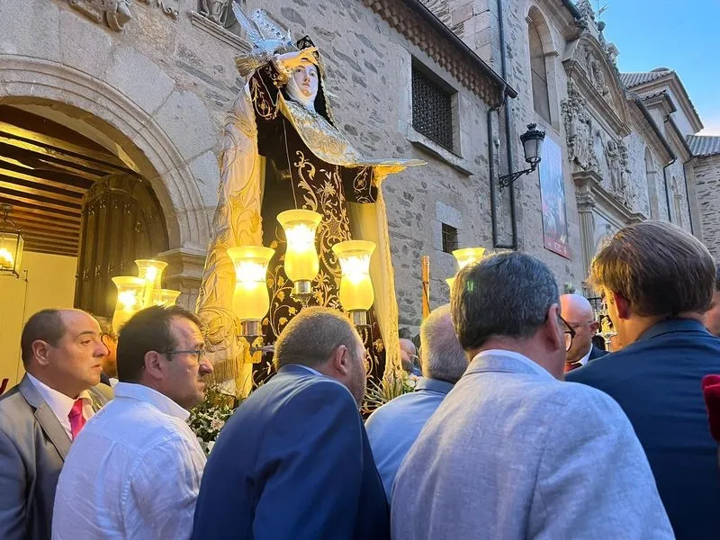 Foto 6 - Alba de Tormes se despide de Santa Teresa en su regreso a clausura