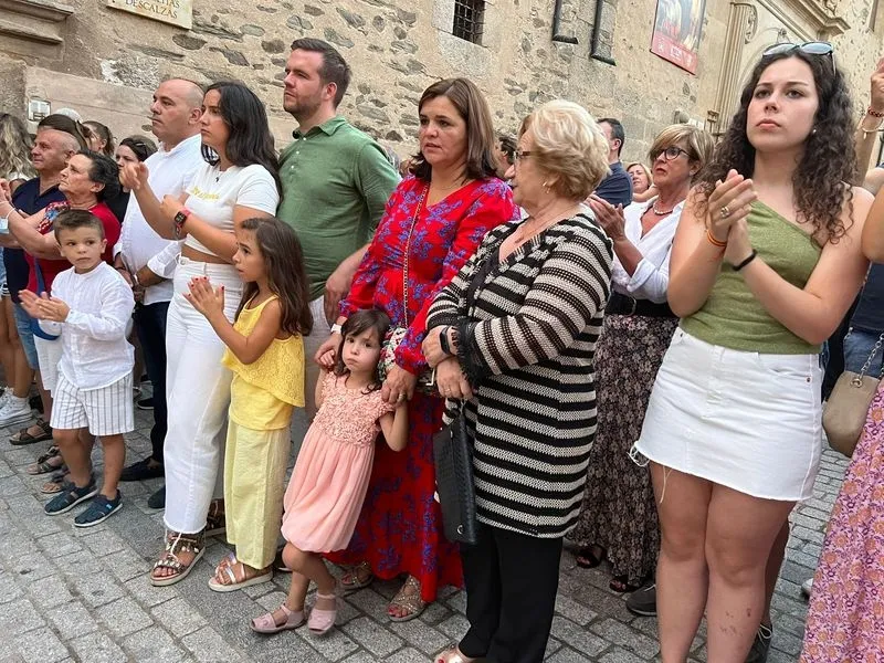 Foto 4 - Alba de Tormes se despide de Santa Teresa en su regreso a clausura