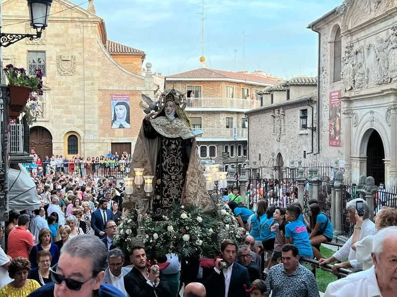 Foto 3 - Alba de Tormes se despide de Santa Teresa en su regreso a clausura