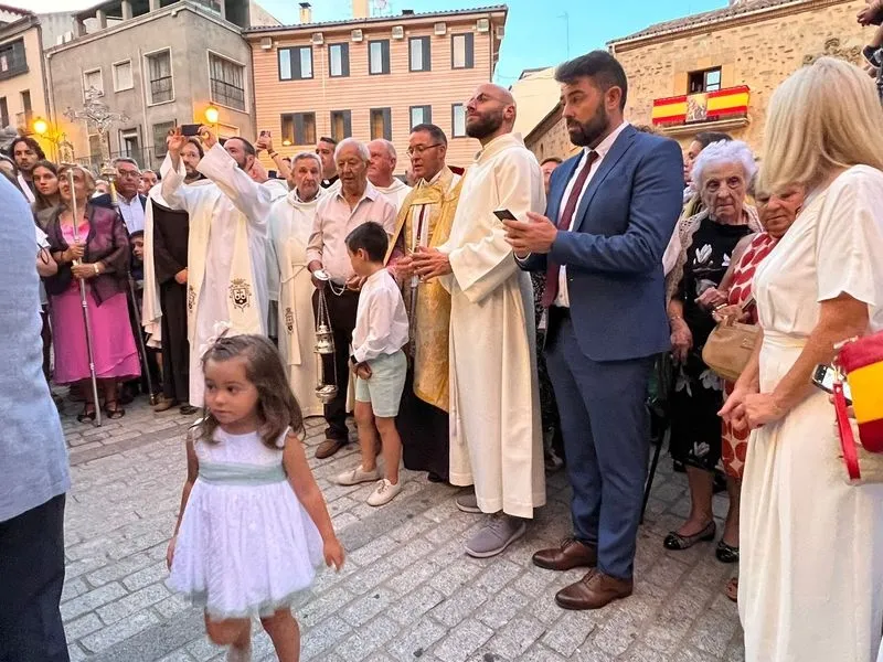 Foto 2 - Alba de Tormes se despide de Santa Teresa en su regreso a clausura
