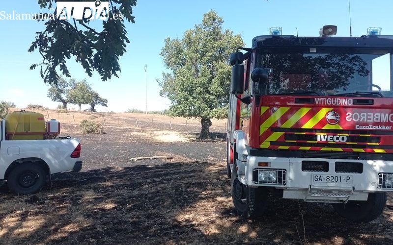 Imágenes del incendio que se producía en Villar de Samaniego y que controlaban Bomberos de Vitigudino 