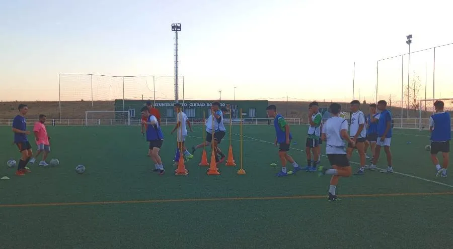 Foto 3 - Aris Marcos coge las riendas del Juvenil del Ciudad Rodrigo, que inicia los entrenos
